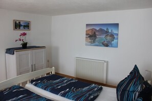 1 bedroom, internet, bed sheets - Ferienwohnung EG, 50 m², separates Schlafzimmer 2 Pers., Du/WC, Liegewiese (Teisendorf)