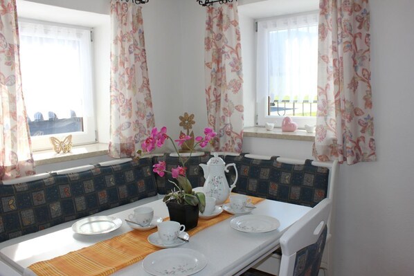 Dining - Ferienwohnung EG, 50 m², separates Schlafzimmer 2 Pers., Du/WC, Liegewiese (Teisendorf)