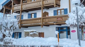 A two-story wooden building with balconies, labeled "Feren-Appartments." - Ein-Raum-Ferienwohnung (2) 28qm, Dusche/WC, Küchenzeile, Balkon (Reit im Winkl)