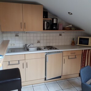 Kühlschrank, Mikrowelle, Wasserkocher mit Kaffee-/Teezubehör, Toaster