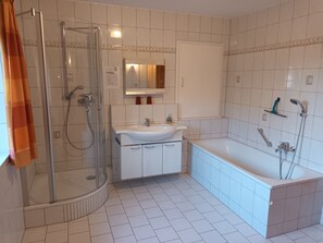 Badewanne, Haartrockner, Handtücher