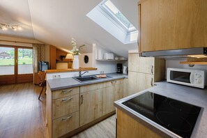 Kjøleskap, ovn, kokeplater og oppvaskmaskin