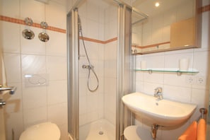 Een douche, een haardroger, handdoeken