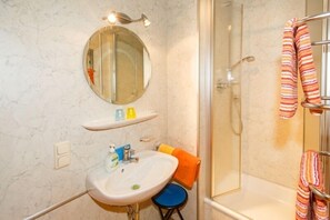 Douche, séchoir à cheveux, serviettes fournies