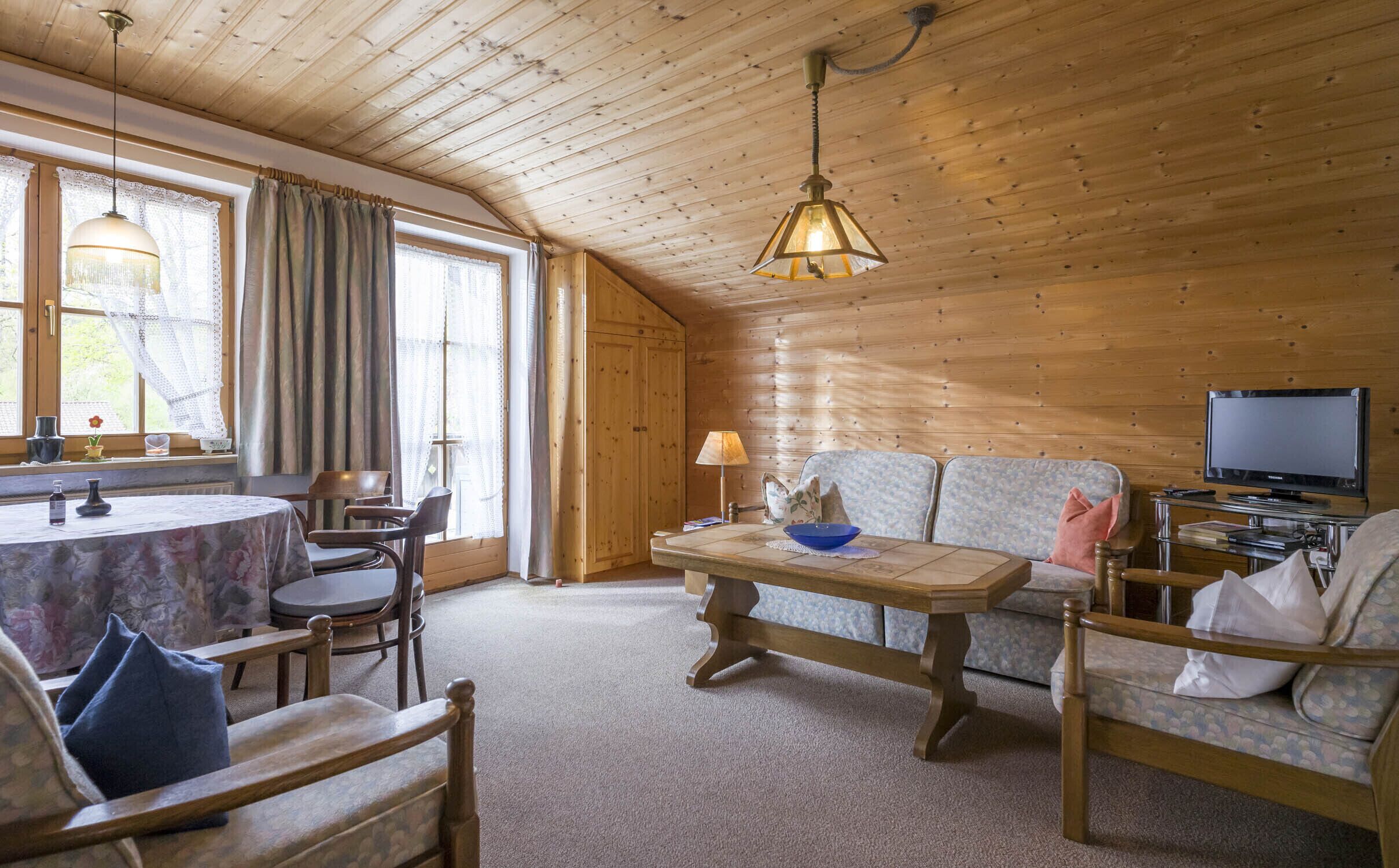 Fernseher, Tischtennisplatte