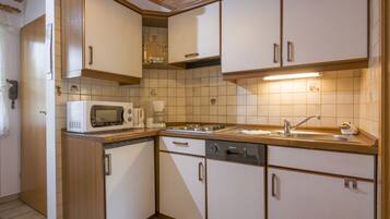 Kühlschrank, Mikrowelle, Herdplatte, Geschirrspüler