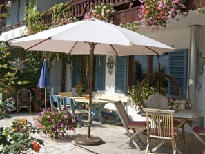 Outdoor dining - 2. Fewo Zahmer Kaiser, 25 qm, 1-2 Pers., Wohn-Schlafraum, Westbalkon (Grassau)