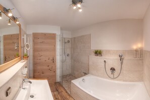 Bathtub, hair dryer, towels - Jasmin vacation apartment with south-facing terrace and mountain view (Ruhpolding)