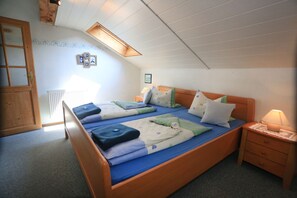 2 slaapkamers, een strijkplank/strijkijzer, internet, beddengoed