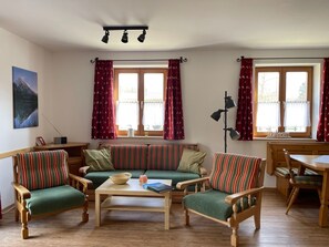 Living area - Apartment no. 4, 1-2 persons, 60 sqm, combined living room/bedroom, terrace (Schönau am Königssee)