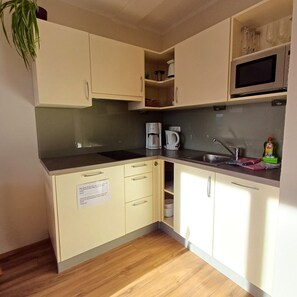 Kühlschrank, Mikrowelle, Herdplatte, Geschirrspüler