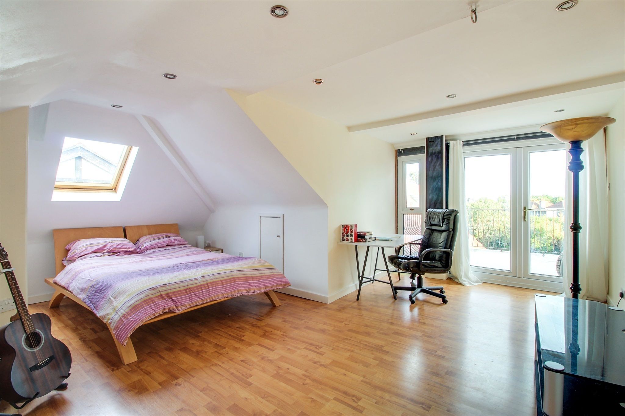 House | 5 bedrooms, bed sheets