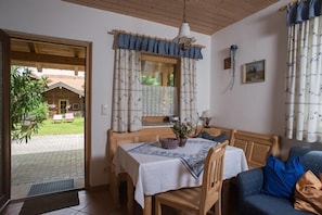Dining - Ferienwohnung Nr. 5, 30 qm, Schlafzimmer, Wohnzimmer mit Küchenzeile, 1 Zustellbett, Terrasse, 4 Sterne, max. 3 Personen (Anger)