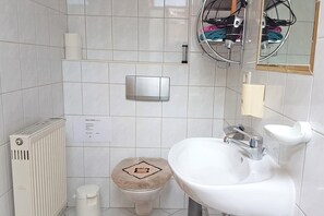 Dusche, Haartrockner, Handtücher