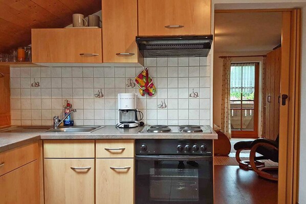 Fridge, oven, stovetop, coffee/tea maker