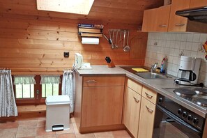 Kühlschrank, Ofen, Herdplatte, Wasserkocher mit Kaffee-/Teezubehör
