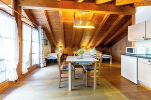 Interior - Ferienwohnung Nr. 3, 45 qm, Wohn-/Schlafraum, Zustellbetten, Dusche/WC, Balkon, Sat-TV, max. 4 Personen (Anger)