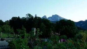 A mountainous landscape with a clear sky and a crescent moon. - Ferienwohnung 2 bis 4 Personen, 60 qm, 2 Schlafzimmer, Balkon (Schönau am Königssee)