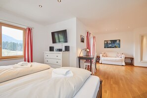 4 quartos, acesso à internet, roupa de cama