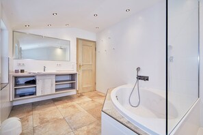 Banheira, secador de cabelo, toalhas de banho 