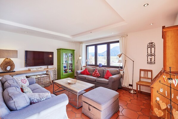 TV, fireplace, ping pong