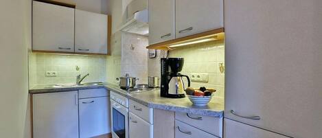 Réfrigérateur, four, plaque de cuisson, cafetière/bouilloire