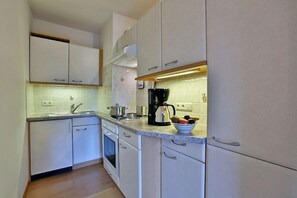 Jääkaappi, uuni, liesi, kahvin-/teenkeitin