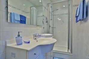 Een douche, een haardroger, handdoeken
