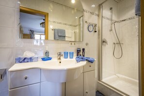 Suihku, hiustenkuivaaja, pyyhkeet