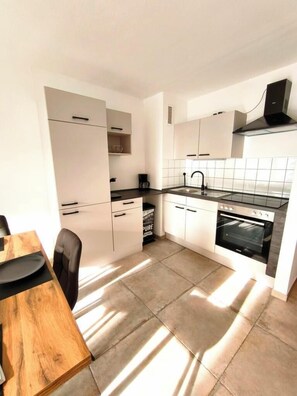 ثلاجة، فرن، موقد طهي مسطح، ماكينة لصنع القهوة/الشاي