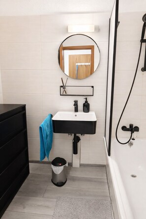 Badewanne, Haartrockner, Handtücher