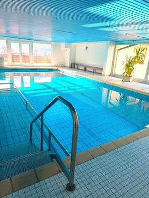 من حمّامات السباحة المغطاة