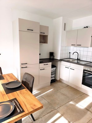 Fridge, oven, stovetop, coffee/tea maker