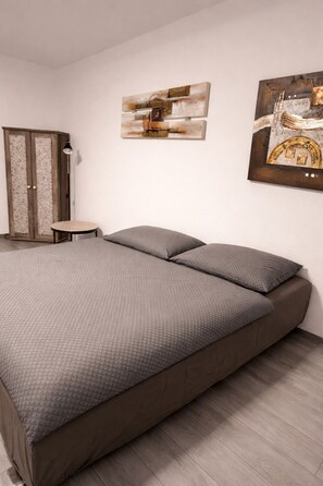 1 bedroom, bed sheets