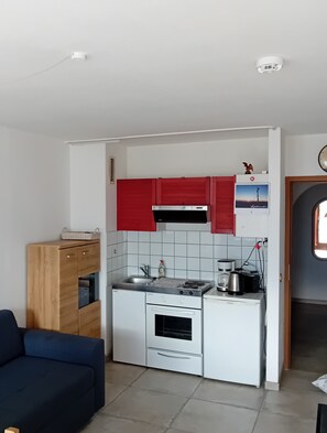 Kühlschrank, Ofen, Herdplatte, Wasserkocher mit Kaffee-/Teezubehör