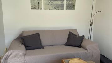 Fernseher, DVD-Player, Bücher, Videothek