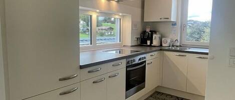 Geladeira, micro-ondas, fogão, cooktop