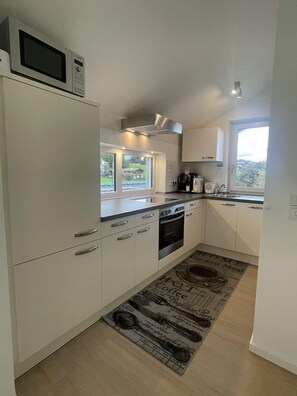 Kjøleskap, mikrobølgeovn, ovn og kokeplater