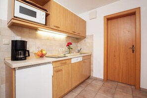 Kjøleskap, mikrobølgeovn, oppvaskmaskin og kaffetrakter/tekoker