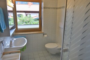 Dusche, Haartrockner, Handtücher