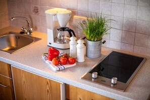 Kühlschrank, Wasserkocher mit Kaffee-/Teezubehör, Toaster