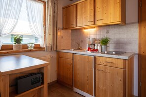 Fridge, coffee/tea maker, toaster, cookware/dishes/utensils - 5 Apartment type B 37 sqm, balcony, 1 bedroom, 1 living room, max 2 p, WLAN (Ruhpolding)
