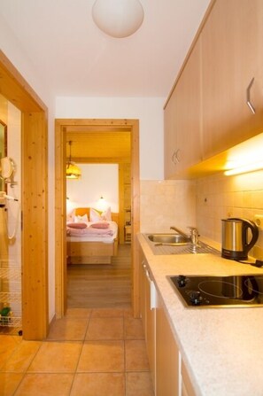 Kühlschrank, Mikrowelle, Geschirrspüler, Hochstuhl