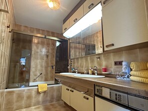 Bathtub, hair dryer, towels