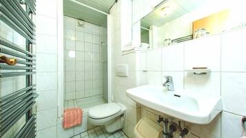 Regadera, secadora de cabello, toallas