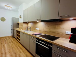 Fridge, oven, stovetop, dishwasher