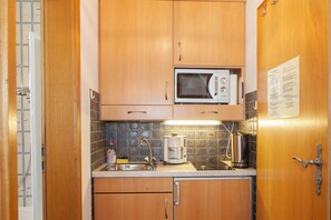 Kühlschrank, Mikrowelle, Wasserkocher mit Kaffee-/Teezubehör, Toaster