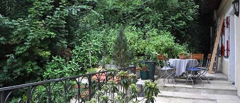 屋外ダイニングエリア