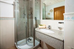 Een douche, een haardroger, handdoeken