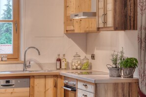 Kaffetrakter/tekoker, kjøleskap, mikrobølgeovn og ovn